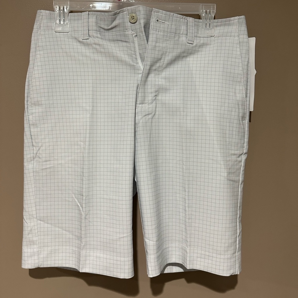 Men’s grey and white golf shorts. Pin check pattern. Ben Hogan. Sizes 30&34